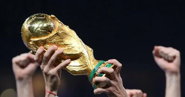 Чемпионат мира 2026 уже подходит к своему концу. Поэтому самое время вспомнить всех лучших футболистов ЧМ прошлых лет и выбрать самого крутого.