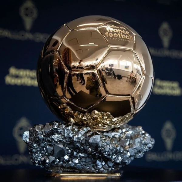 Каждый год премией France Football вручается главная личная награда для футболиста.Речь,конечно,о золотом мяче.Именно он является для многих показателем величия.Так кто же лучший в этом сезоне