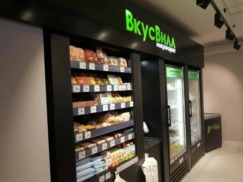 4. ВкусвиллЭто довольно сеть уютных магазинчиков, разбросанных по разным городам России. Выделю такие плюсы:- Есть много веганских продуктов. Если аллергия на молочку, глютен или просто сидишь на пп, то этот магазин можно назвать альтернативой. - Если сравнивать десерты или выпечку московских пекарней или кондитерских с Вкусвиллом, то во Вкусвилле бывают и очень вкусные десерты, выпечка и относительно дешевле. Однако, если ты из региона, то понятное дело, что Вкусвилл будет дороже обычной кондитерской. Но на личном примере, когда я брала какой-то десерт в типичной сети пекарне по Москве, тот же Добрынинский, Буханка или One price coffee, то пару раз десерт выкидывался в мусорное ведро. И цена от продукции во Вкусвилле особо не отличалась или была даже чуть ниже. Есть конечно и достойные кондитерские, но цена будет звездной- Тут бывают очень вкусные фрукты, ягоды и овощи. Если брать хурму или мандарины в Пятерочке, то хурма будет вязкой, а мандарины кисленькими. Из минусов:- Несколько раз попадалась просрочка. Понятное дело, цена не маленькая, срок годности не вечен. Продать не всегда могут и порой берешь просрочку или то, что на грани. Но такого в нормальном магазине допускать не должны- Бывают товары по зеленой цене, они скидочные. Но обычно они выставляют товары по зеленой цене, которым пора в мусорку. Уже не пригодно к потреблению, но пытаются продать 4. ВкусвиллЭто довольно сеть уютных магазинчиков, разбросанных по разным городам России. Выделю такие плюсы:- Есть много веганских продуктов. Если аллергия на молочку, глютен или просто сидишь на пп, то этот магазин можно назвать альтернативой. - Если сравнивать десерты или выпечку московских пекарней или кондитерских с Вкусвиллом, то во Вкусвилле бывают и очень вкусные десерты, выпечка и относительно дешевле. Однако, если ты из региона, то понятное дело, что Вкусвилл будет дороже обычной кондитерской. Но на личном примере, когда я брала какой-то десерт в типичной сети пекарне по Москве, тот же Добрынинский, Буханка или One price coffee, то пару раз десерт выкидывался в мусорное ведро. И цена от продукции во Вкусвилле особо не отличалась или была даже чуть ниже. Есть конечно и достойные кондитерские, но цена будет звездной- Тут бывают очень вкусные фрукты, ягоды и овощи. Если брать хурму или мандарины в Пятерочке, то хурма будет вязкой, а мандарины кисленькими. Из минусов:- Несколько раз попадалась просрочка. Понятное дело, цена не маленькая, срок годности не вечен. Продать не всегда могут и порой берешь просрочку или то, что на грани. Но такого в нормальном магазине допускать не должны- Бывают товары по зеленой цене, они скидочные. Но обычно они выставляют товары по зеленой цене, которым пора в мусорку. Уже не пригодно к потреблению, но пытаются продать