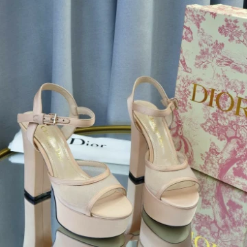 Christian Dior — французский дом моды, основанный в 1946 году дизайнером Кристианом Диором и предпринимателем Марселем Буссаком. 
