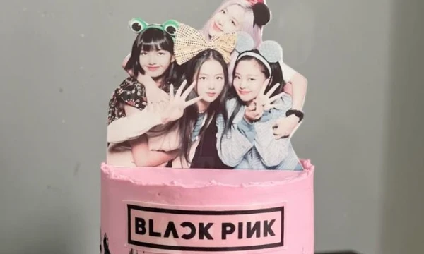 Здесь представленны торты связанные с к-поп групой Blackpink, вам нужно будет выбрать тот торт который понравилься вам больше всего.
