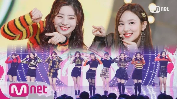 Мы собрали для вас 64 самых популярных live выступлений группы Twice. Настало время выбрать лучшее!