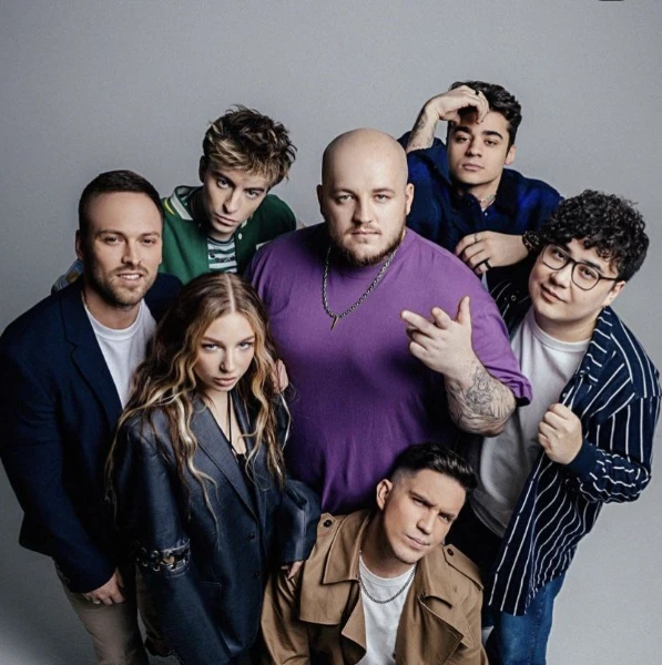 Выбирай любимую медиа личность из команд «КликКлак», «Хозяева squad», «ЛиGа»!
ПРИМЕЧАНИЕ! :Не обязательно что это именно участники, могут быть и "частые гости" 