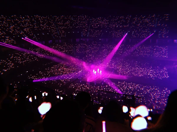 Girls all over the world, 춤춰봐 tonight
And we could be anything, anything
Now 미쳐봐, no doubt, rowin' for the crown