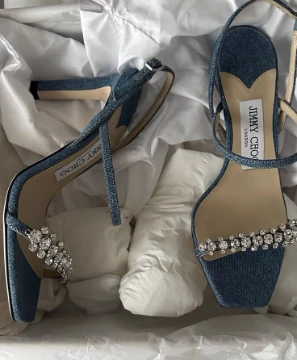 Jimmy Choo — малайзийский дизайнер обуви, основатель компании Jimmy Choo Ltd (1996). Родился 15 ноября 1948 года в Джорджтауне, Малайзия