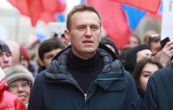 Навальный - российский оппозиционный лидер, юрист, политический и общественный деятель, получивший известность своими расследованиями о коррупции в России.