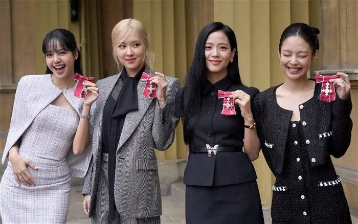 👑BLACKPINK были награждены Орденами Британской империи королем Чарльзом в Букингемском дворце! 👑BLACKPINK были награждены Орденами Британской империи королем Чарльзом в Букингемском дворце!
