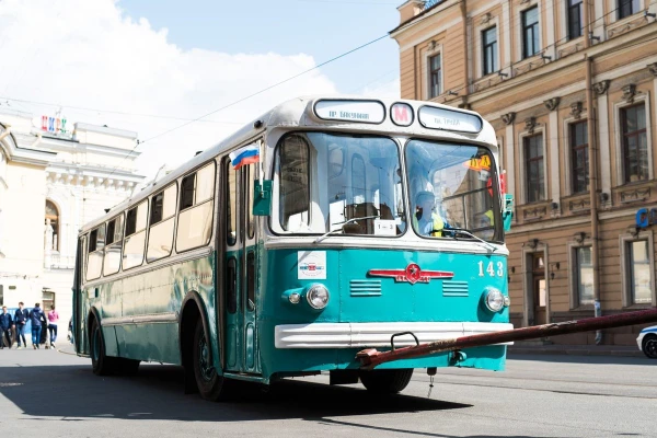 выберите лучший автобус Петербурга.