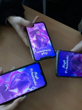 Предлагаю вам выбрать самую интересную историю из приложения "Клуб Романтики".