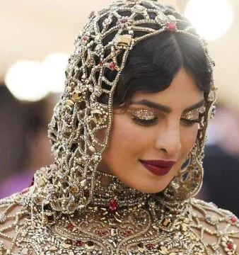MET GALA   это одно из самых известных модных событий в Нью-Йорке с участием мировых звезд. Выбери самое красивое, на твой взгляд, платье.