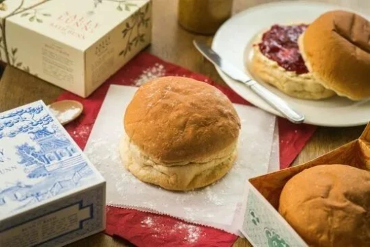 Английская кухня включает в себя стили приготовления пищи, традиции и рецепты, связанные с Англией. У неё есть свои отличительные черты, но она также очень похожа на более широкую британскую кухню. 