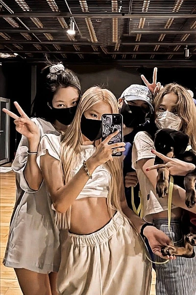 ХЕЙ! Я ДУМАЮ ЧТО ВЫ ЗНАЕТЕ ТАКУЮ К-ПОП ГРУППУ КАК BLACKPINK,ЭТА ГРУППА ИЗ 4 УЧАСТНИКОВ ЛИСЫ,РОЗЭ,ДЖИСУ,ДЖЕННИ. УДАЧИ В ПРОХОЖДЕНИИ,Я ВЕРЮ В ВАС)