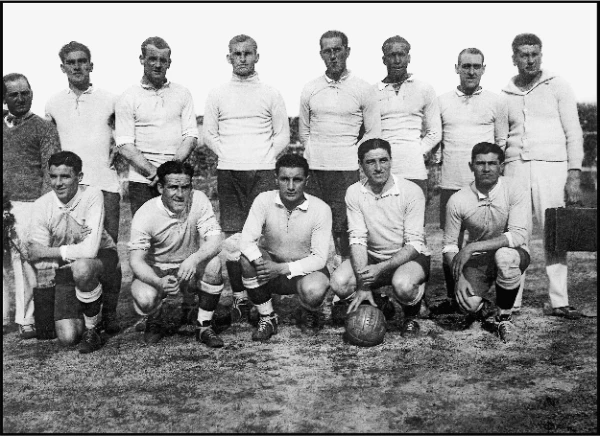 1930 год. Первый чемпионат мира, в котором приняли участие 13 команд. Чемпионы - хозяева, в финале обыгравшие аргентинцев со счётом 4:2. 
