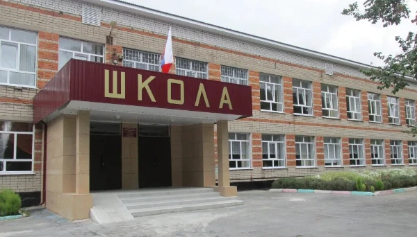 Получи все концовки в этой игре!
Обновлять не буду. Данный проект очень большой, тупо никто играть не будет. 
Да и желания нет
Примечание: в игре очень много атрибутов. Каждый выбор влияет на будущее.