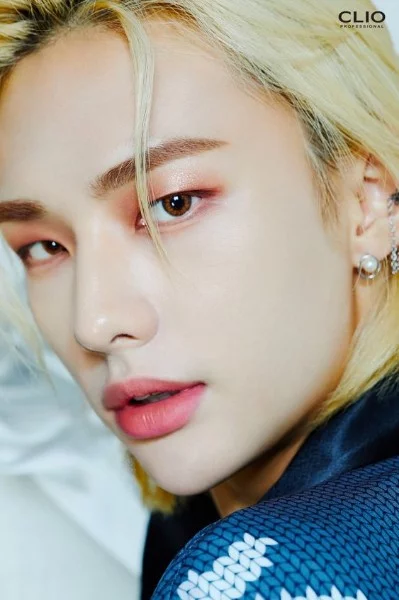 Выбери из таких групп как: Stray Kids, TXT, BTS, BLACKPINK, IZ*ONE, ASTRO, Red Velvet, EVERGLOW, aespa, TWICE, MAMAMOO, ITZY, SEVENTEEN, GOT7, THE BOYZ, EXO, (G)I-DLE, Kep1er, NMIXX и  другие.