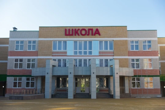 Ты будешь находится на различных уроков, и как и в жизни, будешь отвечать на заданные вопросы, в конце ты получишь оценку за викторину. (Увы тут нет математики, так как я вообще не шарю за нее)