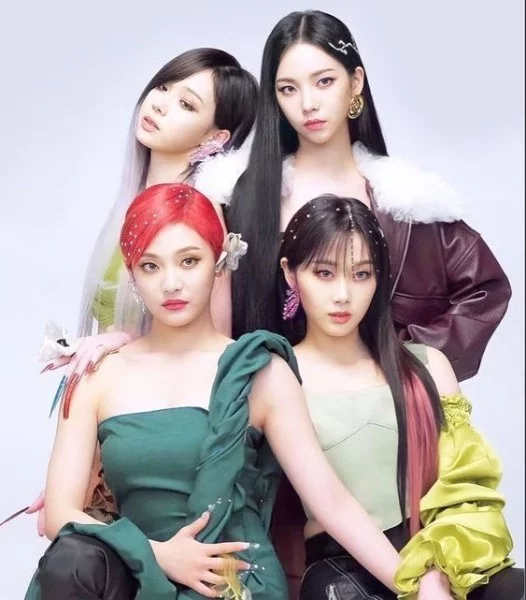Группы: BlackPink, Twice, Aespa, Itzy, Everglow, Stayc, Red Velvet, Weeekly, Snsd, Iz*one, Ive, Kep1er, (G)-idle, Oh my girl, Momoland, Mamamoo, Nmixx, Loona, Clc, Dreamcather, Gfriend, Tri.be и др.