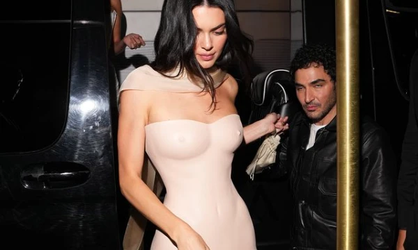 После официальной части Met Gala 2026 прошла закрытая афтерпати, организованная модным домом Saint Laurent. Мероприятие состоялось в нью-йоркском клубе People’s Bar.