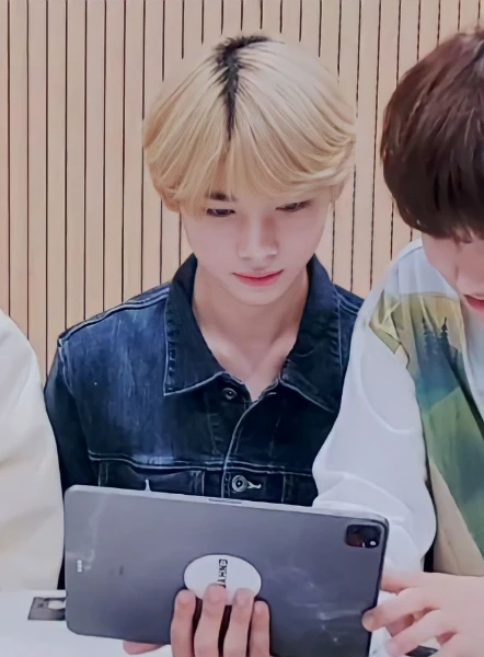seventeen, txt, treasure, big bang, oneus, shinee, monsta x, stray kids, ateez, enhypen, bts, NCT, wanna one, ( + (G)-I dLE ).........