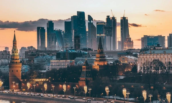 здесь ты будешь отвечать на 5 вопросов о Москве: кратко достопримечательности, памятники, парки. удачи!!!