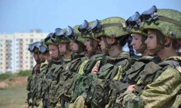Было очень много споров, кто должен был уйти, а кто остаться. Давай посмотрим, кто твоя фаворитка или фаворит из двух сезонов шоу Солдатки