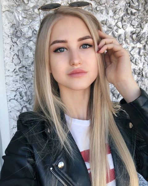 Диана Астер (Диана Дмитриева) родилась в Воронеже 19 апреля 2000 года (23 года). Видеоблогер, тик-токер, певица, актриса. Есть тест с более откровенными снимками.