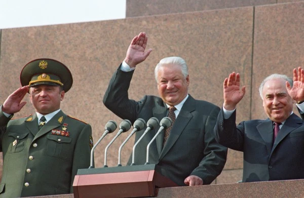 Президент России Борис Ельцин на трибуне Мавзолея им. В.И. Ленина. 9 мая 1995 года Президент России Борис Ельцин на трибуне Мавзолея им. В.И. Ленина. 9 мая 1995 года