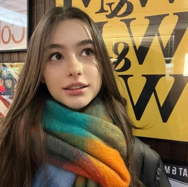 тянки, которых я нахожу привлекательными (примерно от 7/10 и выше)
в основном рандомные тянки, но есть и известные (актрисы, стримерши, косплеерши, асмрщицы и т.п)
возможны дубли не различаю лица kekw