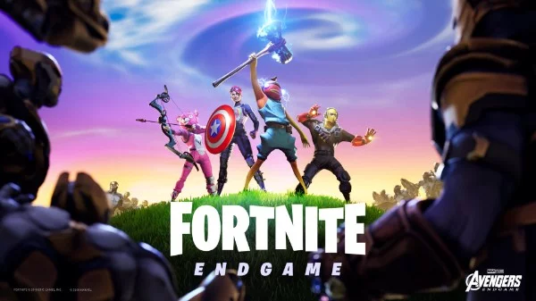 В Fortnit есть много каллабораций. Начиная персонажами из комиксов Marvel, заканчивая реальными людьми из реальной жизни. Во время некоторых каллабораций были выпущены тематические экраны загрузки. 