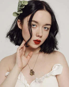 
Здесь свыше тысячи дам, но ты выбери лишь одну на свой вкус!