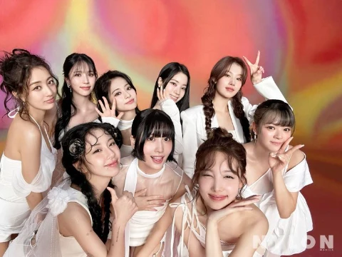  Twice (кор. 트와이스, яп. トゥワイス; часто стилизуется как TWICE) — южнокорейская гёрл-группа, сформированная в 2015 году компанией JYP Entertainment через реалити-шоу. Вся инфа с инт.