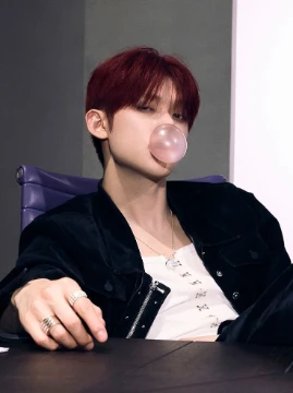 Лучший мужской K-POP дебют! 🌟
Чья первая песня зажгла твое сердце, а клип пересматривался сотни раз? Время поддержать любимых парней.
Твой голос решает всё! 💥