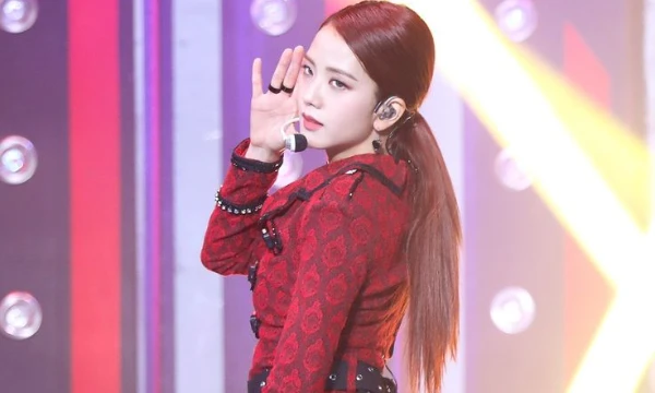 Вот мы и настал час 3-й участницы BLACKPINK. И вам предстоит выбрать лучший образ Джису. Скажу, что было сложно выбрать фото так как ну очень много нарядов было.
Надеюсь вы сможете)))