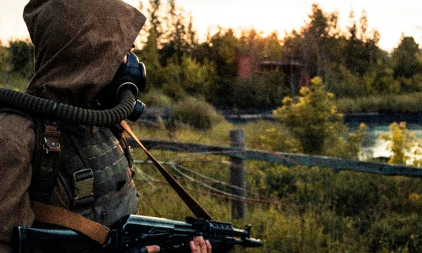 Вы играете за сталкера-одиночку, решившего отправиться в заброшенную Припять в поисках артефактов и ответов на старые вопросы. Вы хорошо подготовлены: у вас рюкзак с необходимым снаряжением, дозиметр,