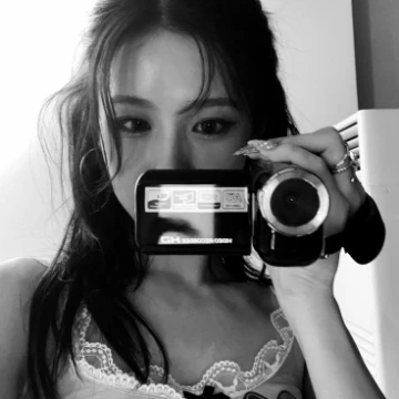 Ты на фан-митинг с любимой K-pop группой.  Выбирай, как действовать, и узнай, чем всё закончится: милым моментом, фейлом или неожиданным вниманием айдола.