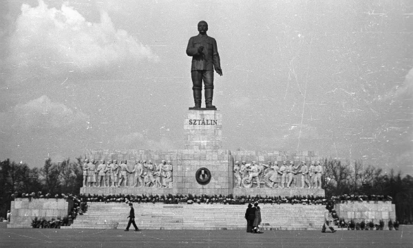 Очень многие памятники, поставленные в честь известных людей или событий, были разрушены или убраны под влиянием общеста или времени. А какой памятник из этих вы бы хотели увидеть вновь?