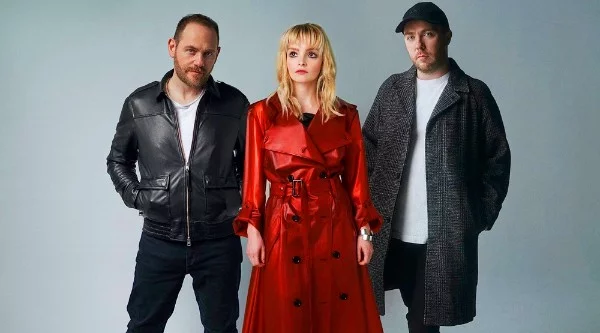 CHVRCHES - шотландская синти-поп группа из Глазго, сформированная в 2011 году. В её состав входят Лорен Мэйберри, Иэн Кук и Мартин Доэрти.
