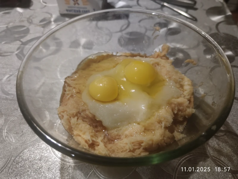 К натёртой картошке и луку добавляем яйца, муку, соль и перец. К натёртой картошке и луку добавляем яйца, муку, соль и перец.
