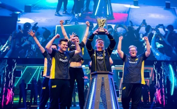 Недавно прошёл PGL Major Stockholm 2021 - главный турнир по Counter-Strike: Global Offensive. Событие окончилось победой NAVI — впервые в своей истории она выиграла «мейджор» по CS:GO.