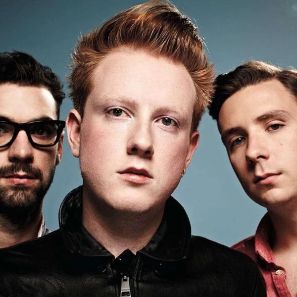 Two Door Cinema Club — музыкальная группа, играющая в стиле инди-рок и индитроника из Бангора и Донахади, Северная Ирландия.