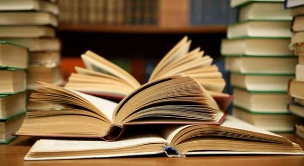 Выберите лучшую книгу из списка, ту, которая вам больше всего по душе ;)