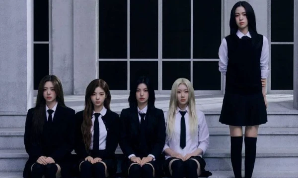 Itzy - южнокорейская гёрл-группа, сформированная в 2019 году компанией JYP Entertainment. Коллектив состоит из пяти участниц. Дебют состоялся 12 февраля 2019 года с сингловым альбомом It’z Different