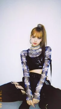 В этот раз вам нужно выбрать лучший образ Лисы из BLACKPINK.
Так и с остальными участницами позже будут турниры.
Надеюсь вам понравиться этот турнир.
