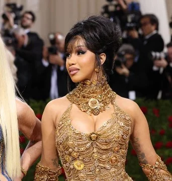 MET GALA это одно из самых известных модных событий в Нью-Йорке с участием мировых звезд. Выбери самый красивый, на твой взгляд, наряд в этот вечер