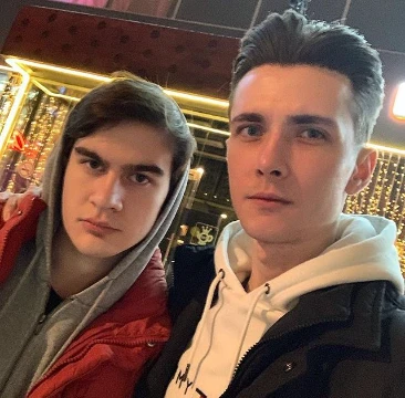 присутствуют как и реальные пары, так и выдуманные.