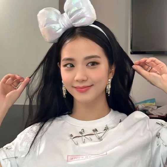 BTS, Blackpink, Stray Kids, (G)I-DLE, Itzy, Twice, aespa, Le Sserafim, Red Velvet, Enhypen, Stayc, Ive, TXT, New Jeans, nmixx, Ateez, Kep1er, IU, Astro, Seventeen