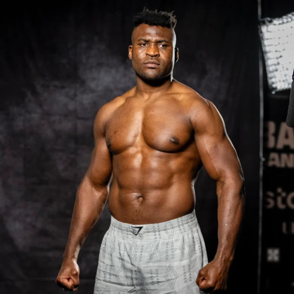 В UFC (особенно в нулевые) до очень много накаченных бойцов но кто же из самый лучший
