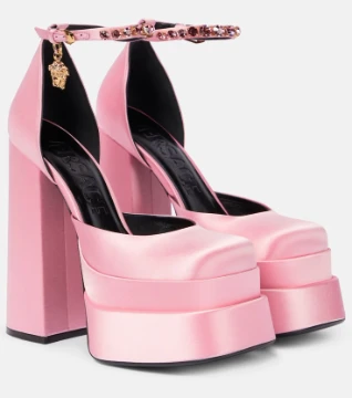 Versace (Gianni Versace S.p.A.) — итальянская компания, основанная в 1978 году модельером Джанни Версаче. Занимается разработкой дизайна, маркетингом и продажей одежды, парфюмерии, часов, товаров для 