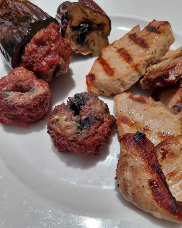 8. Адана-кебабЭто безумно вкусная вещь. Это похоже на люля-кебаб, только более сочные. Готовятся на гриле. Как-то подавали адана-кебаб с баклажанами на гриле. Но в основном готовят чисто из мяса, без всяких овощей 8. Адана-кебабЭто безумно вкусная вещь. Это похоже на люля-кебаб, только более сочные. Готовятся на гриле. Как-то подавали адана-кебаб с баклажанами на гриле. Но в основном готовят чисто из мяса, без всяких овощей