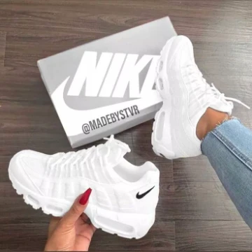 Nike (Nike, Inc.) — американская транснациональная компания, специализирующаяся на спортивной одежде и обуви. 
